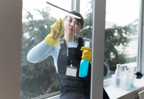 Nettoyage de vitres intérieures et extérieures aux Tourrettes